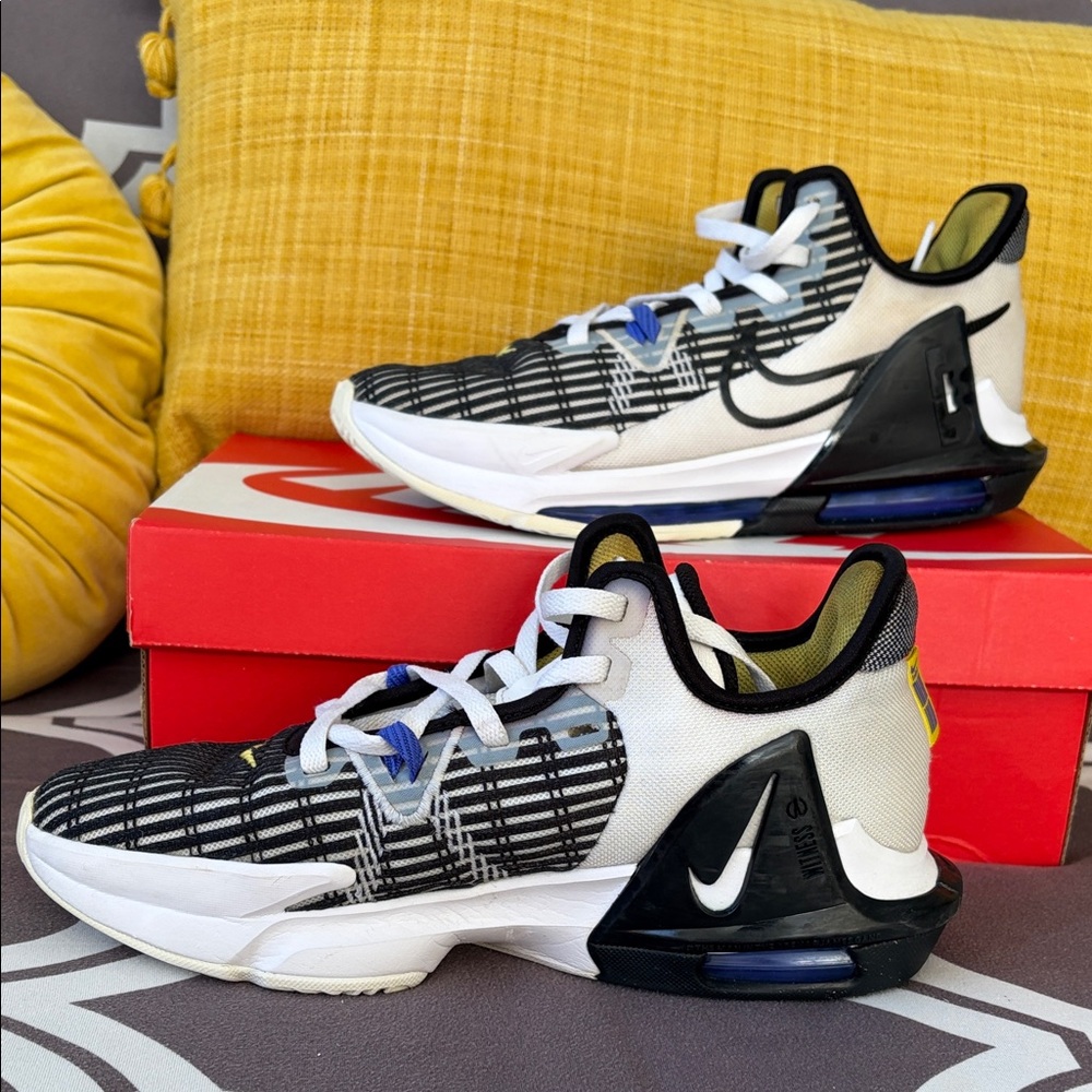 NIKE LEBRON WITNESS WHITE/BLACK & PERSIAN VIOLET